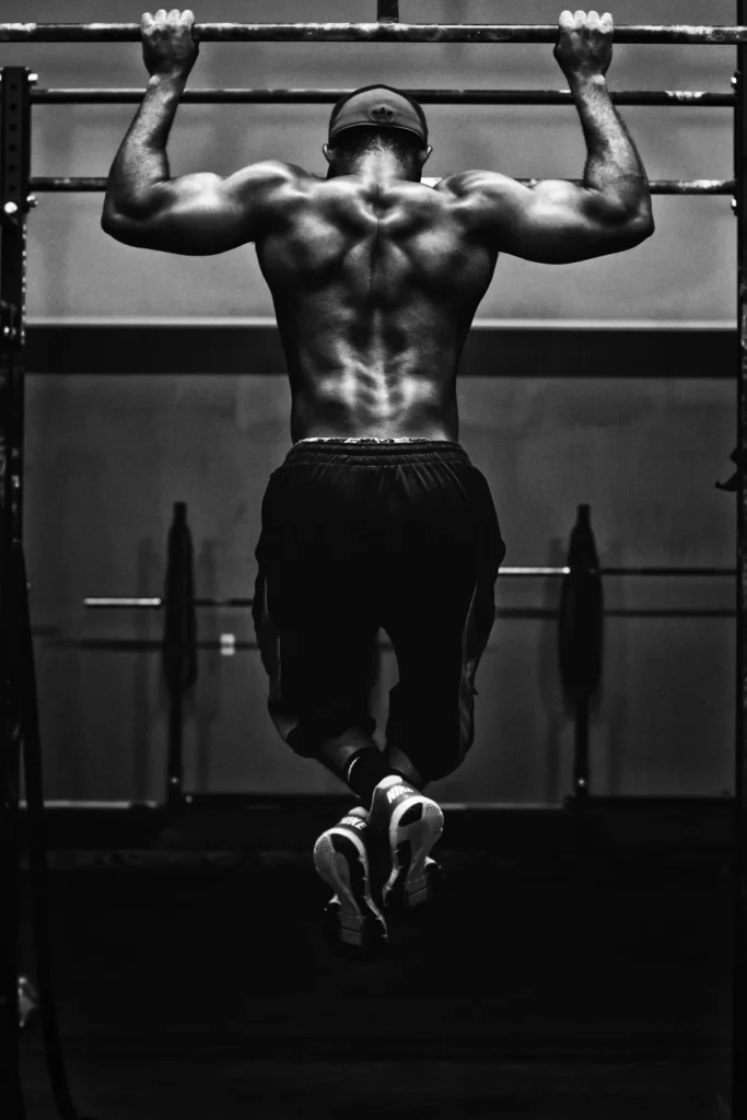 Muscular man doing pull-ups – zinc and magnesium support testosterone and strength
